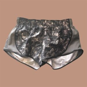 🏃🏻‍♀️ Grey Waterpaint Art Print Booty Shorts